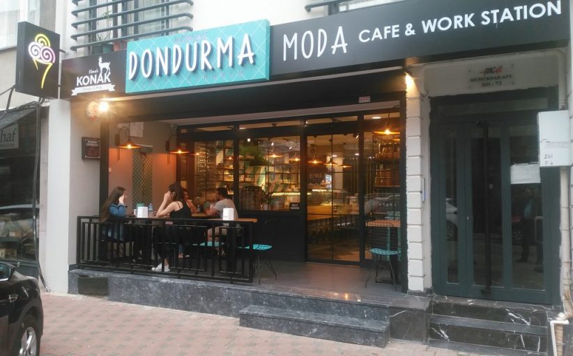 Kadıköy Çarşı’da dikkat çeken bir dondurmacı : Konak Dondurma-Moda ve Cafe&Work Station